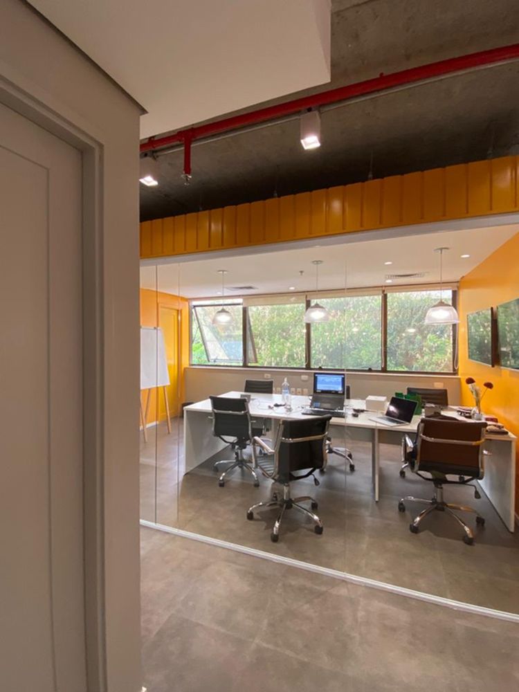 Projeto de escritório. Reforma de espaço corporativo. Vayon Insurance. Pleo escritório de arquitetura MWARQ e arquiteta Marcela Wandenkolk. Sala de reuniões.