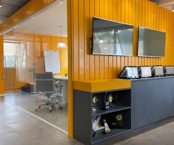 Sala de reuniões do escritório da Vayon Insurance — reforma corporativa com projeto de arquitetura da MWARQ
