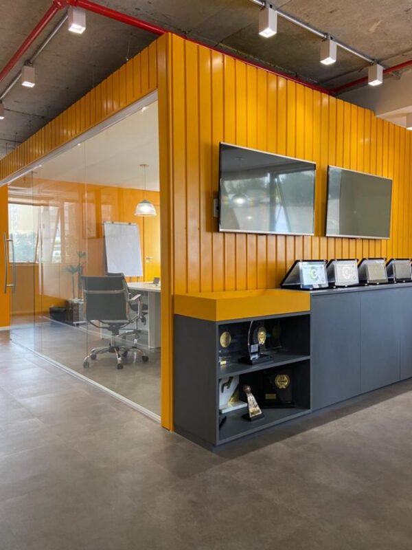Projeto de escritório. Reforma de espaço corporativo. Vayon Insurance. Pleo escritório de arquitetura MWARQ e arquiteta Marcela Wandenkolk. Sala de reuniões.