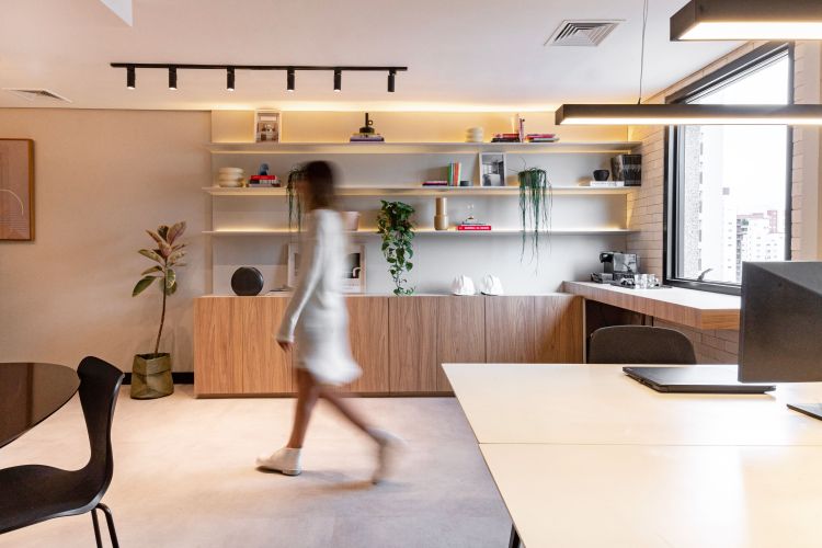 Projeto de arquitetura corporativa para escritório de arquitetura no Jardim Paulista, São Paulo, pelo escritório de arquitetura MWARQ, liderado pela arquiteta Marcela.