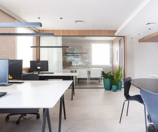 Projeto de arquitetura corporativa para escritório de arquitetura no Jardim Paulista, São Paulo, pelo escritório de arquitetura MWARQ, liderado pela arquiteta Marcela.