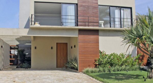 Área social de casa de praia no Jardim Acapulco, projeto da MWARQ