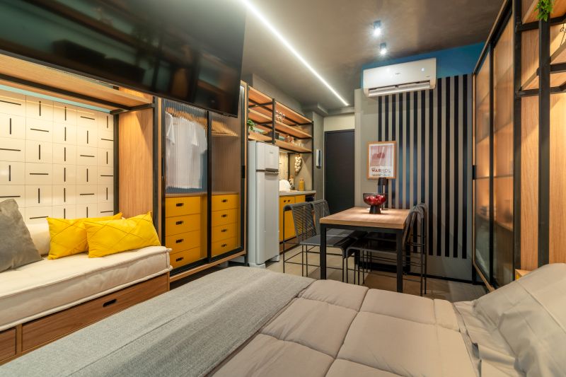 Apartamento estúdio decorado com paleta de cores vibrantes e transparências, refletindo o estilo jovem e urbano da Vita Urbana. Arquiteta aparatmento decorado. Escritório de arquitetra em São Paulo para incorporação.