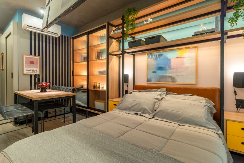 Apartamento estúdio decorado com paleta de cores vibrantes e transparências, refletindo o estilo jovem e urbano da Vita Urbana. Arquiteta aparatmento decorado. Escritório de arquitetra em São Paulo para incorporação.