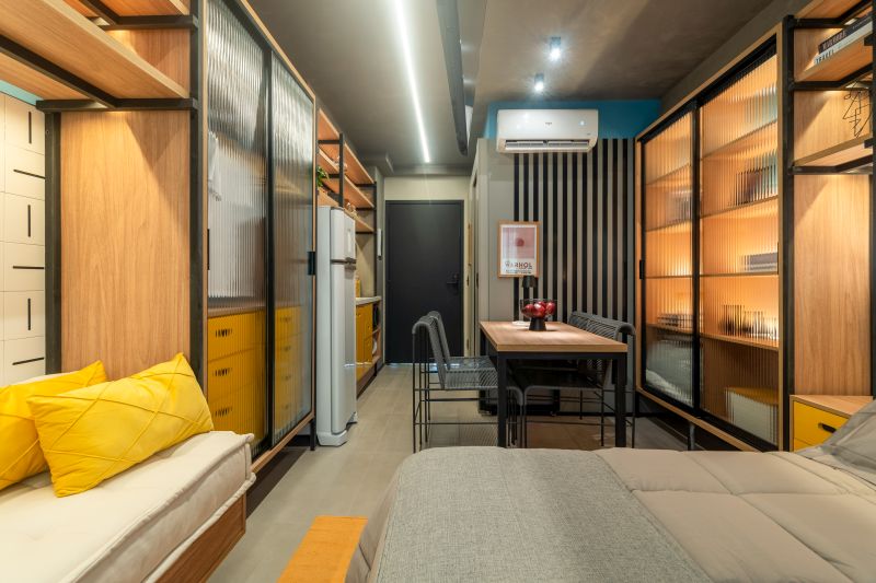 Apartamento estúdio decorado com paleta de cores vibrantes e transparências, refletindo o estilo jovem e urbano da Vita Urbana. Arquiteta aparatmento decorado. Escritório de arquitetra em São Paulo para incorporação.