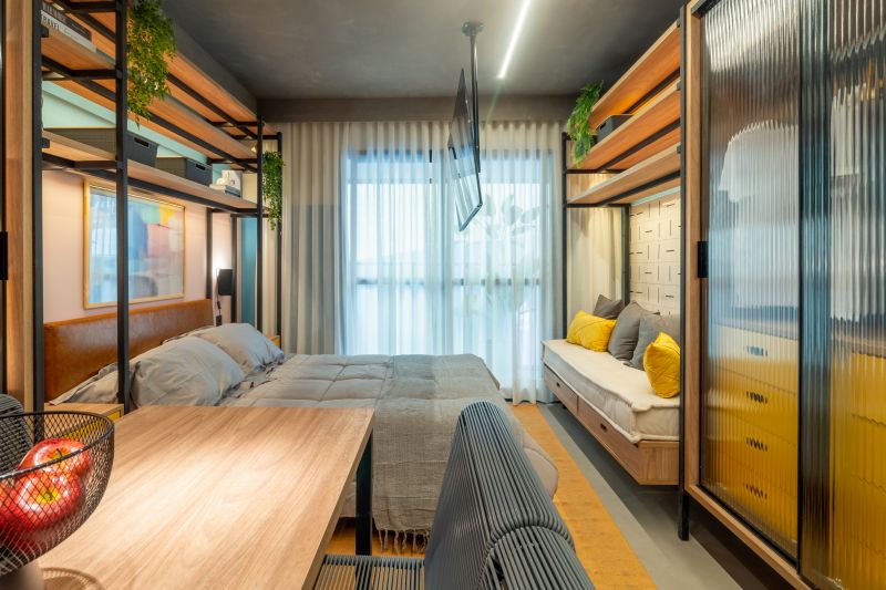 Apartamento estúdio decorado com paleta de cores vibrantes e transparências, refletindo o estilo jovem e urbano da Vita Urbana. Arquiteta aparatmento decorado. Escritório de arquitetra em São Paulo para incorporação.