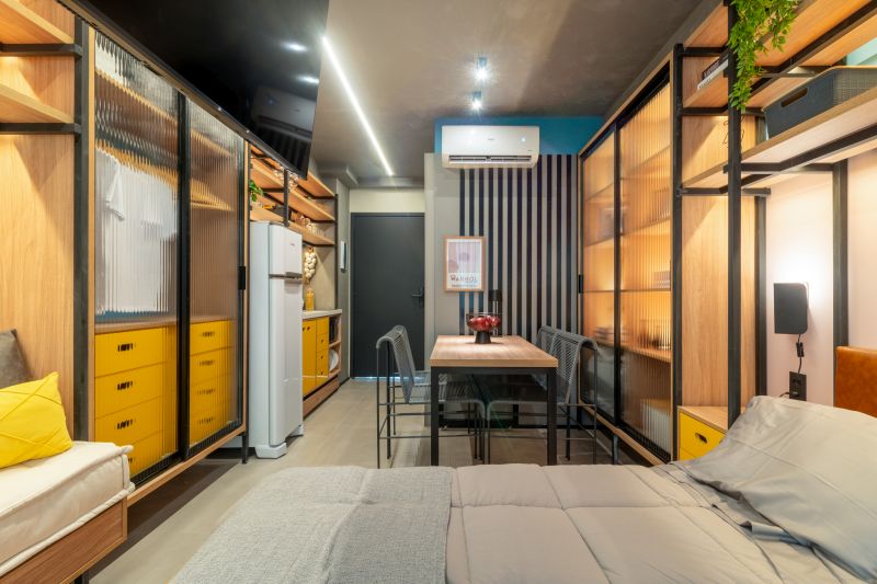 Apartamento estúdio decorado com paleta de cores vibrantes e transparências, refletindo o estilo jovem e urbano da Vita Urbana. Arquiteta aparatmento decorado. Escritório de arquitetra em São Paulo para incorporação.