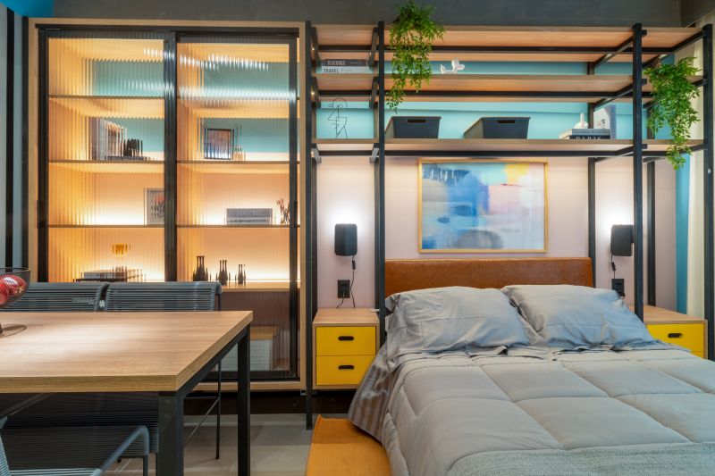 Apartamento estúdio decorado com paleta de cores vibrantes e transparências, refletindo o estilo jovem e urbano da Vita Urbana. Arquiteta aparatmento decorado. Escritório de arquitetra em São Paulo para incorporação.