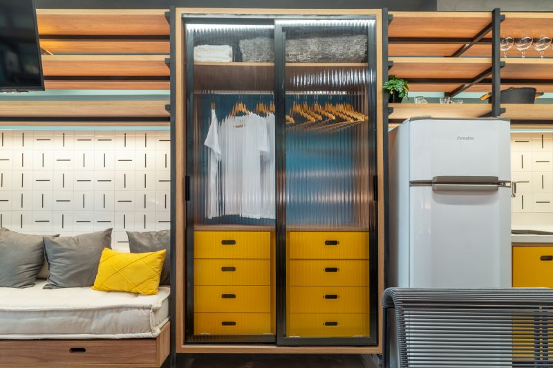 Apartamento estúdio decorado com paleta de cores vibrantes e transparências, refletindo o estilo jovem e urbano da Vita Urbana. Arquiteta aparatmento decorado. Escritório de arquitetra em São Paulo para incorporação. Arquitetura incorporação incorporadora.