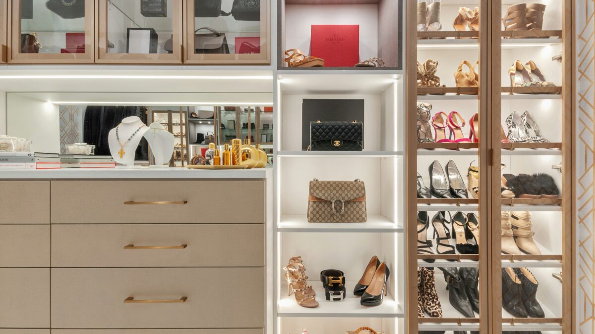 Descubra como planejar e organizar seu closet para maximizar o espaço com elegância e funcionalidade. Dicas de design e armazenamento.