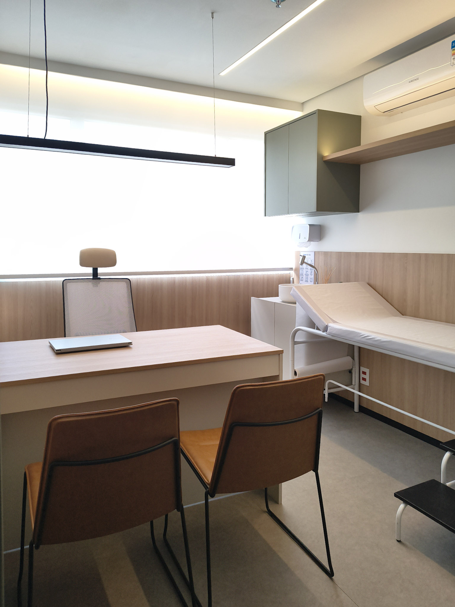 Marcenaria sob medida com iluminação de destaque em consultório médico